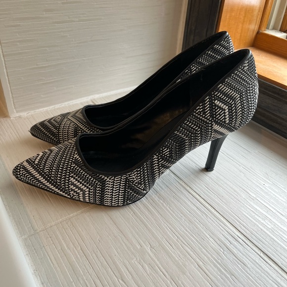Women’s size 8B BCBG Paris black and white high heels - Picture 7 of 7